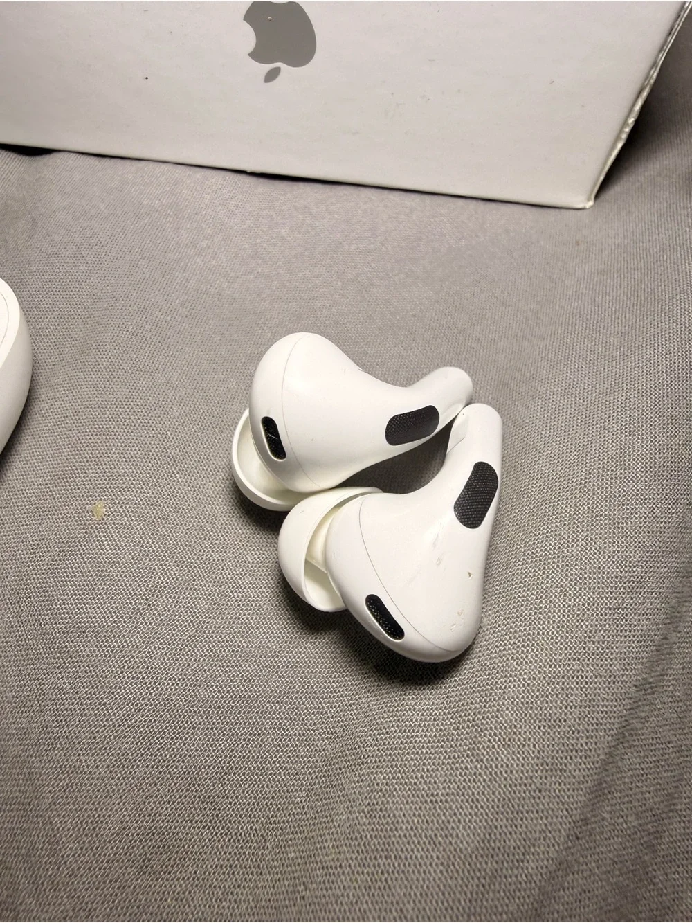 Apple AirPods Pro (2nd Gen) Wireless Earbuds Lightning with box and carry case
